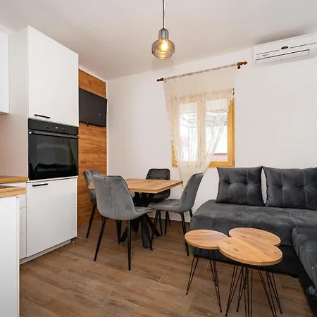 Апартаменты Lovely In Горни-Карин