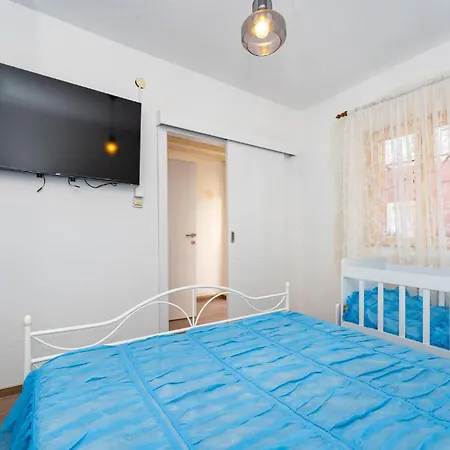 1 Bedroom Awesome In غورني كارين